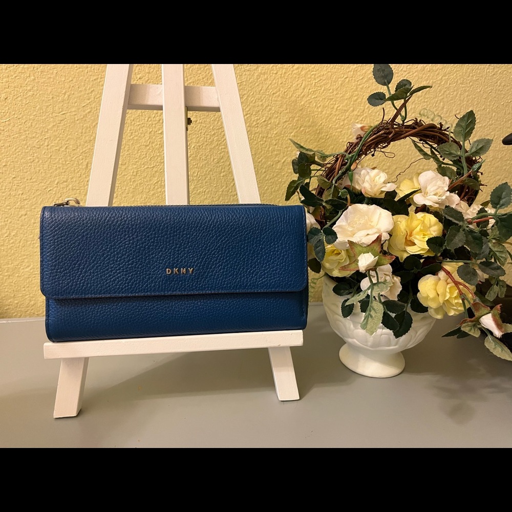 DKNY Large Zip Around Wallet / Clutch